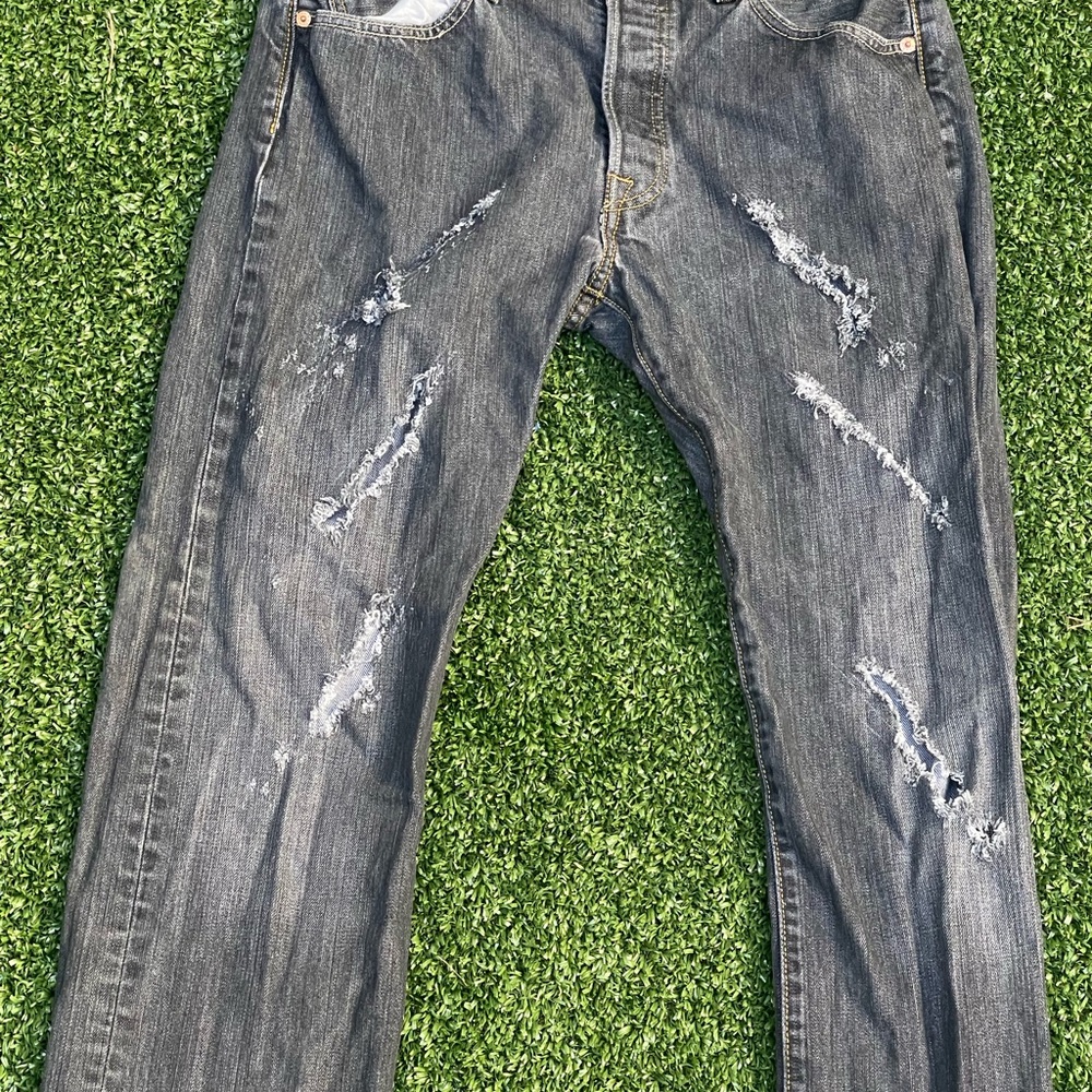 black distressed levi jeans